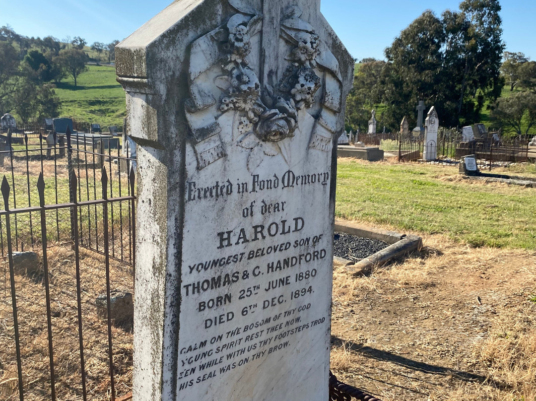 Adelong Cemetery景点图片
