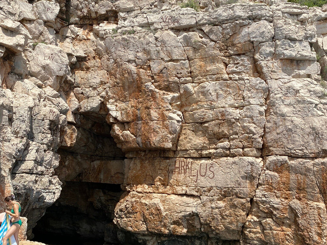 Odysseus Cave景点图片