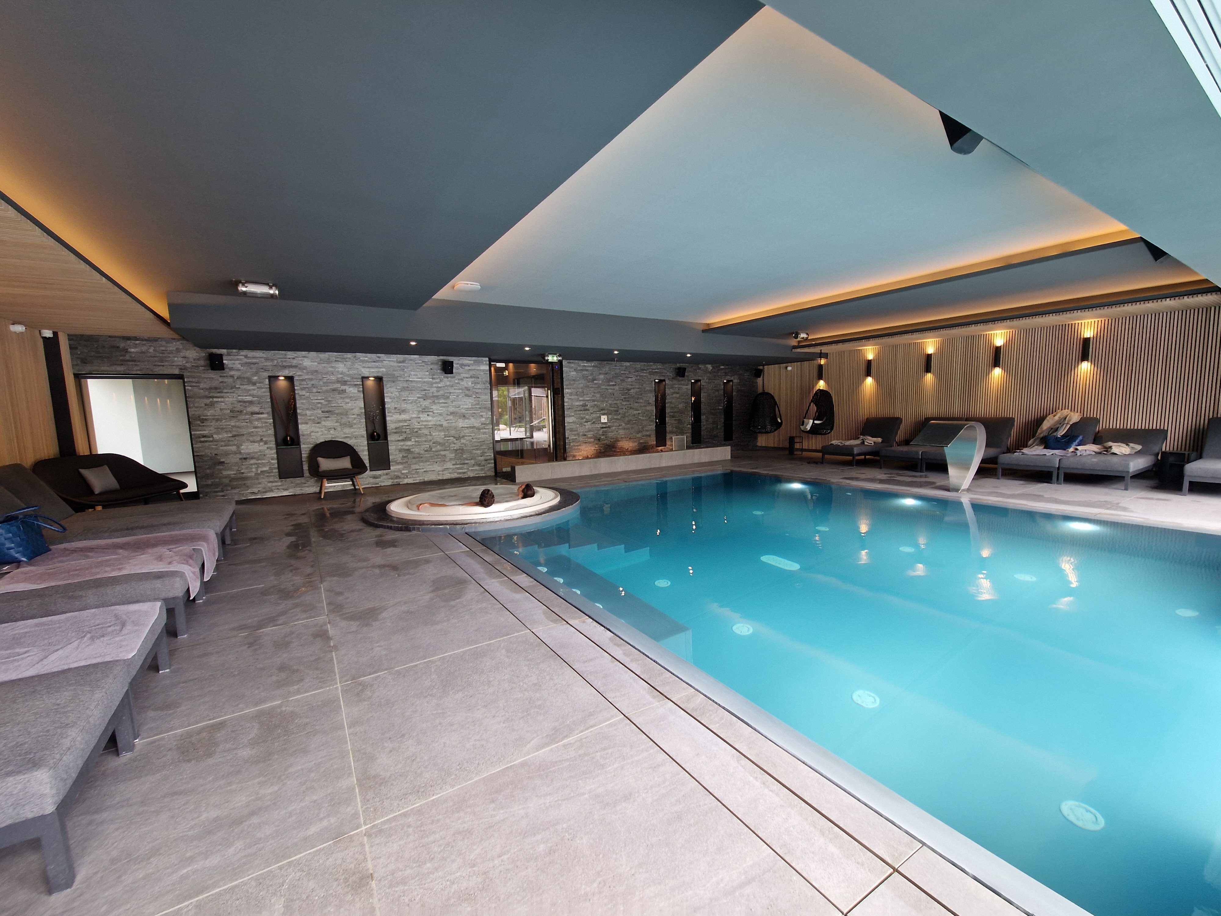 Best Western Premier Le Chapître-泳池