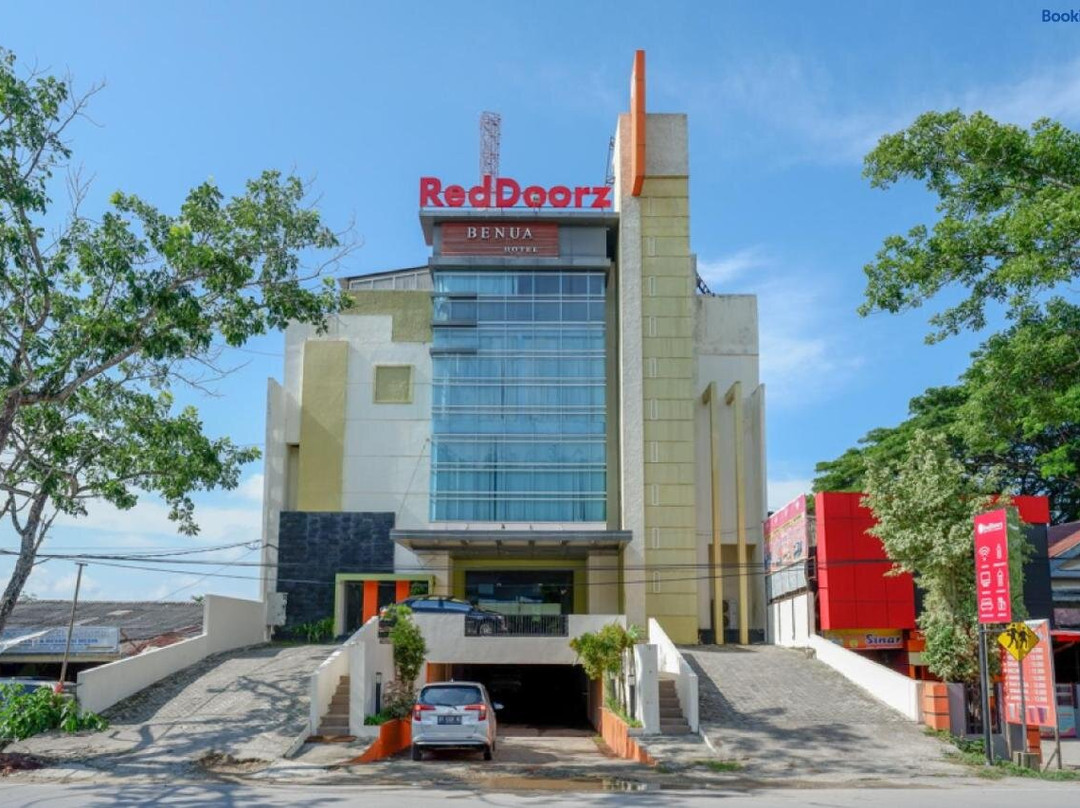 RedDoorz Plus near Hotel Benua Kendari
