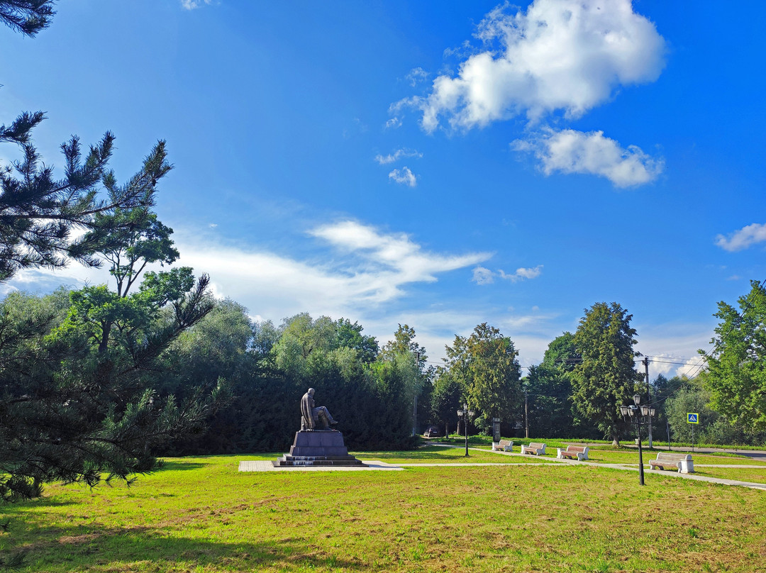 Dostoyevskiy Statue景点图片