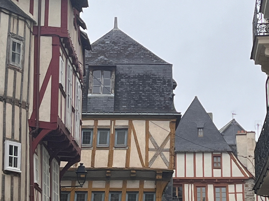 Place Saint-Pierre-瓦讷必去景点