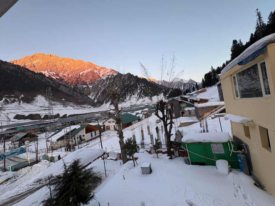 Hotel Glacier Heights主图