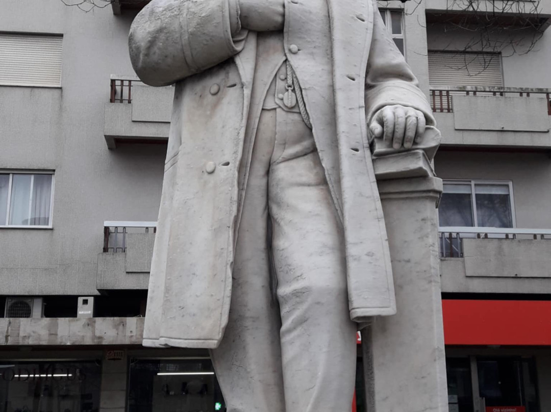 Estátua Do Visconde De Barreiros-Maia必去景点
