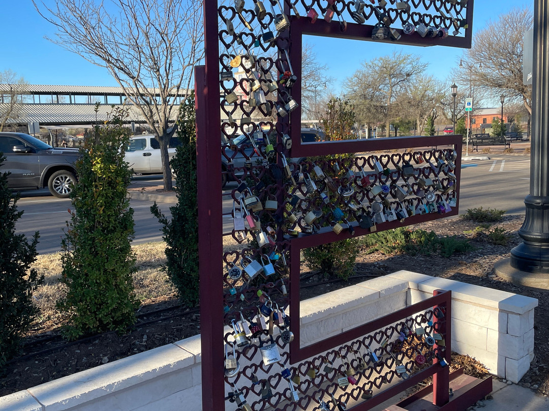 Key to My Heart Love Locks Art Work-埃德蒙必去景点