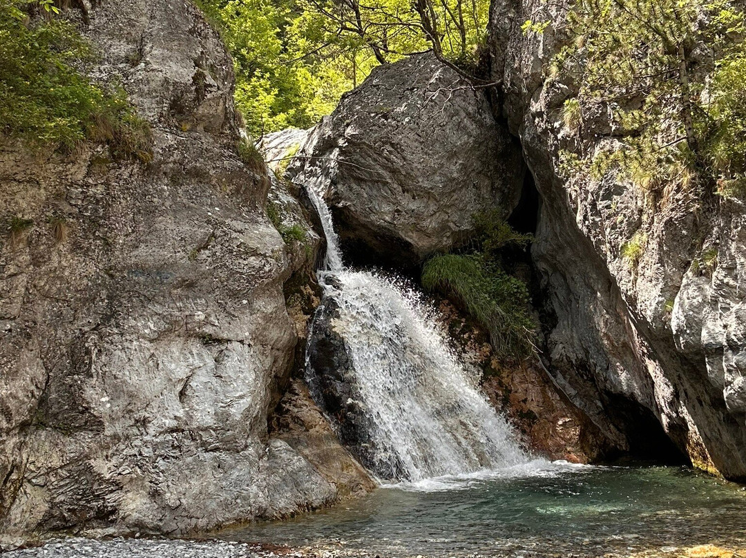 Enipeas Waterfall景点图片