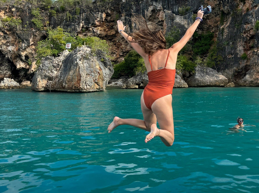 Seven Marine Charters-Cupecoy Bay必去景点