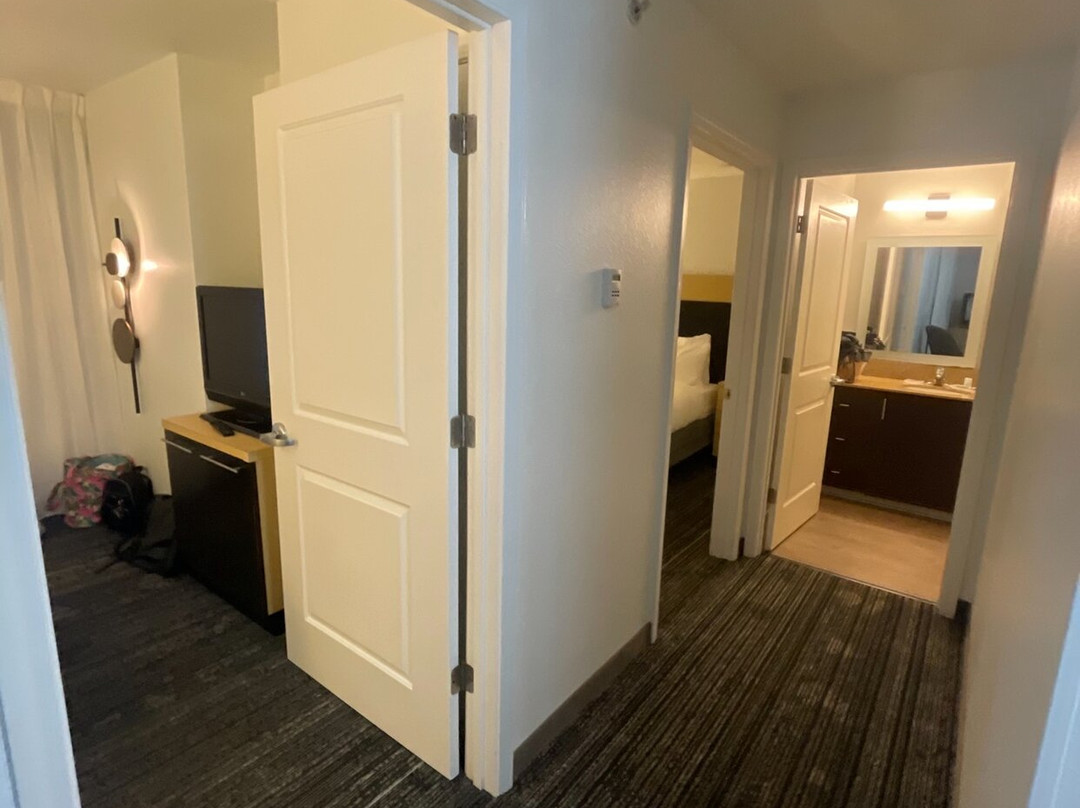 亨廷顿唐普雷斯套房酒店主图