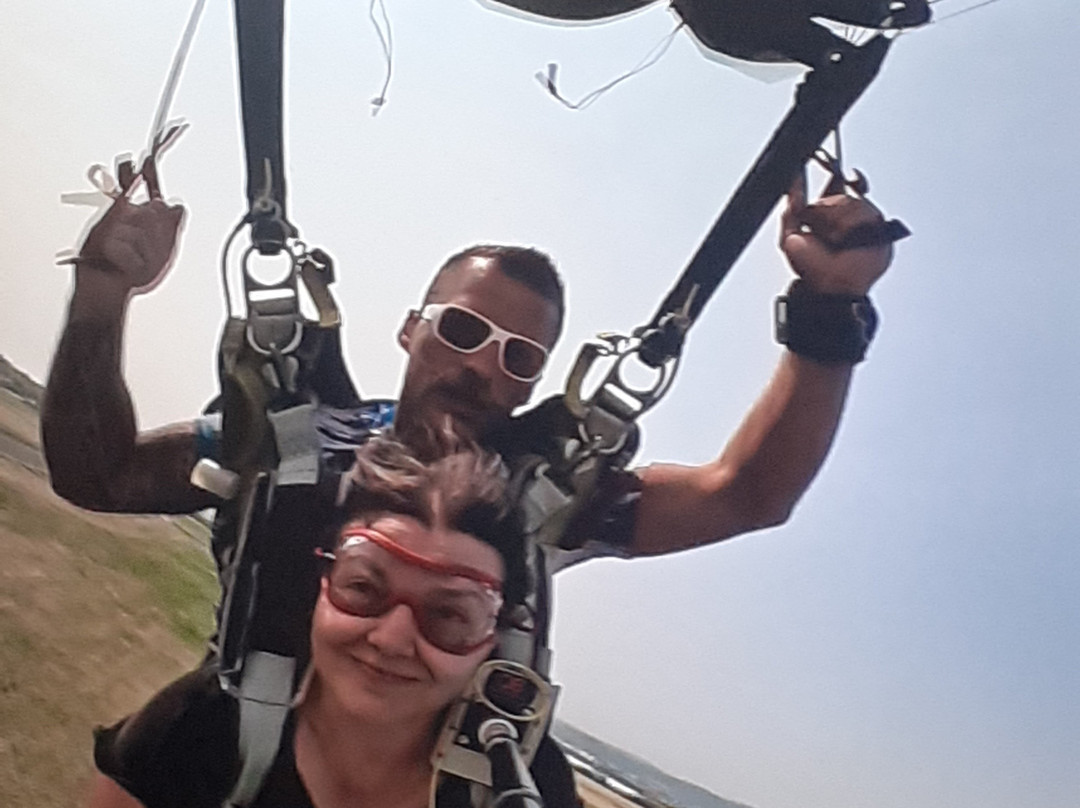 Auvergne Parachutisme-里昂必去景点