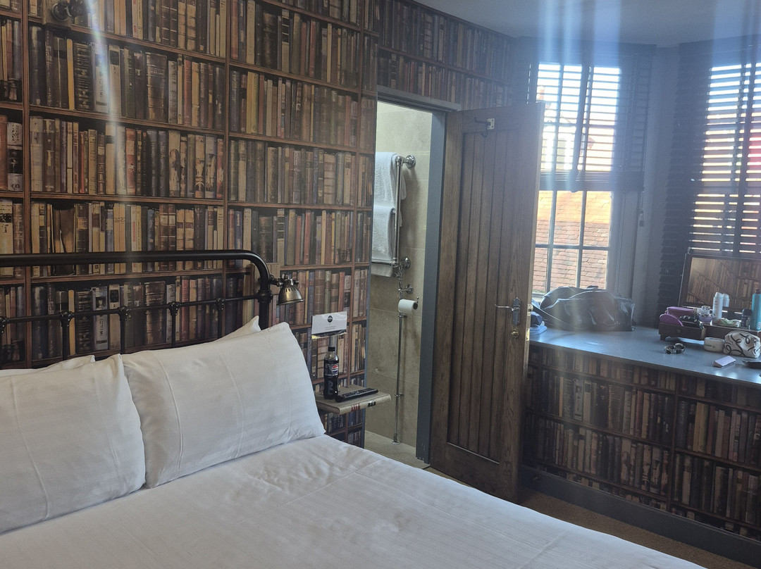 The Black Hole主图