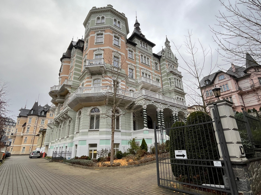 西区萨沃伊酒店主图