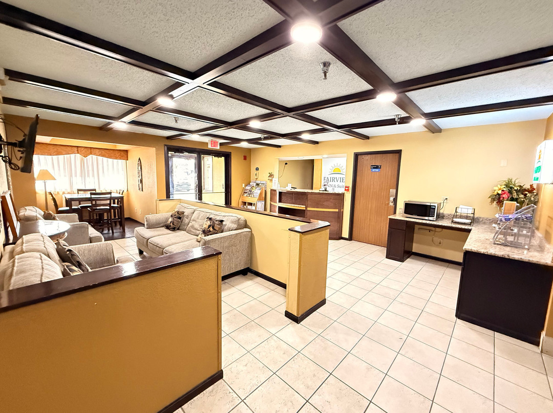 Palmyra酒店住宿-Fairview Inn & Suites Whitewater WI