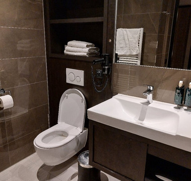 里威海牙酒店主图