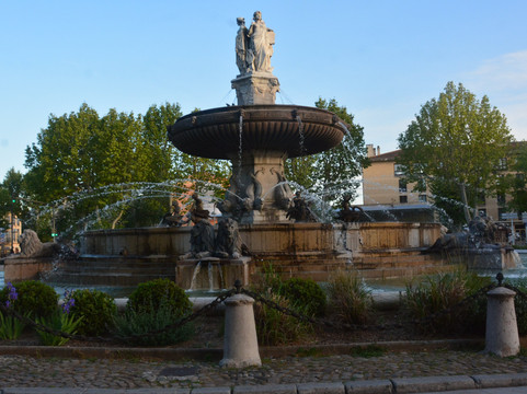 Fontaine de La Rotonde-普罗旺斯必去景点