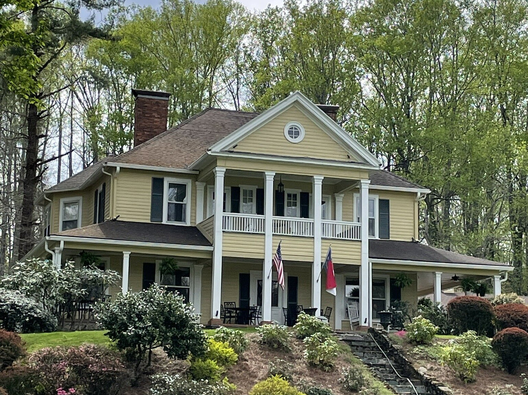 普拉特溪路上黄色小屋酒店主图