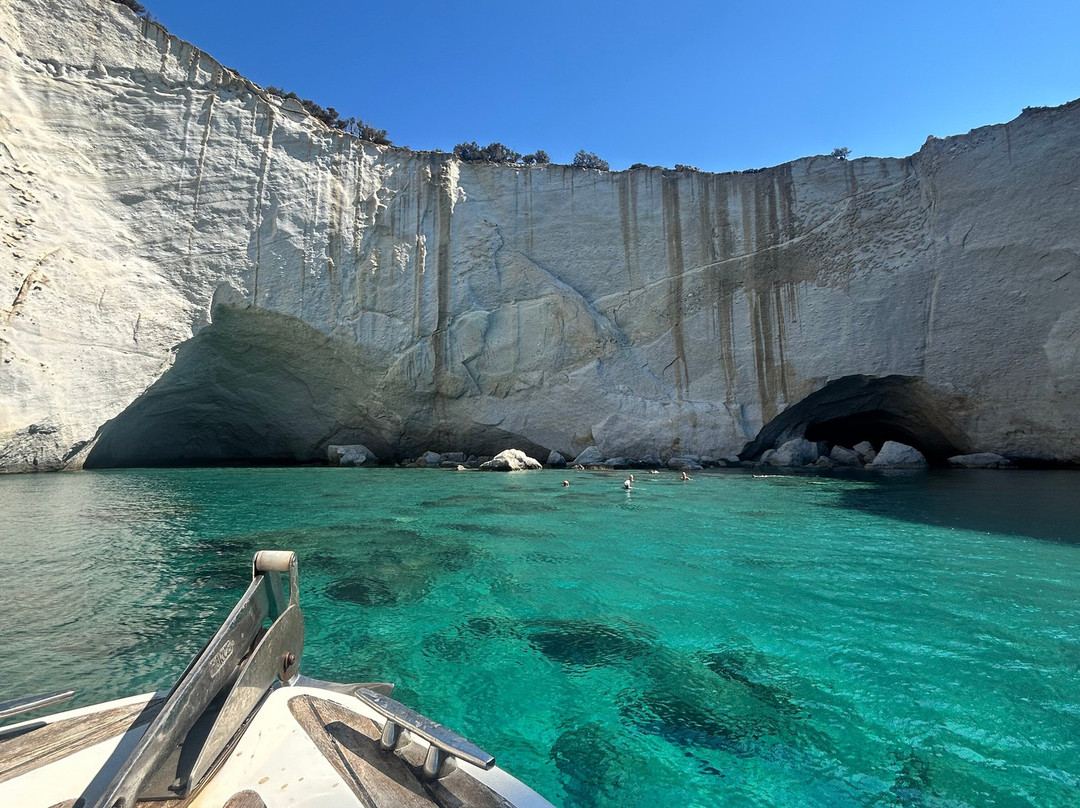 Rent Boat Milos-Adamas必去景点