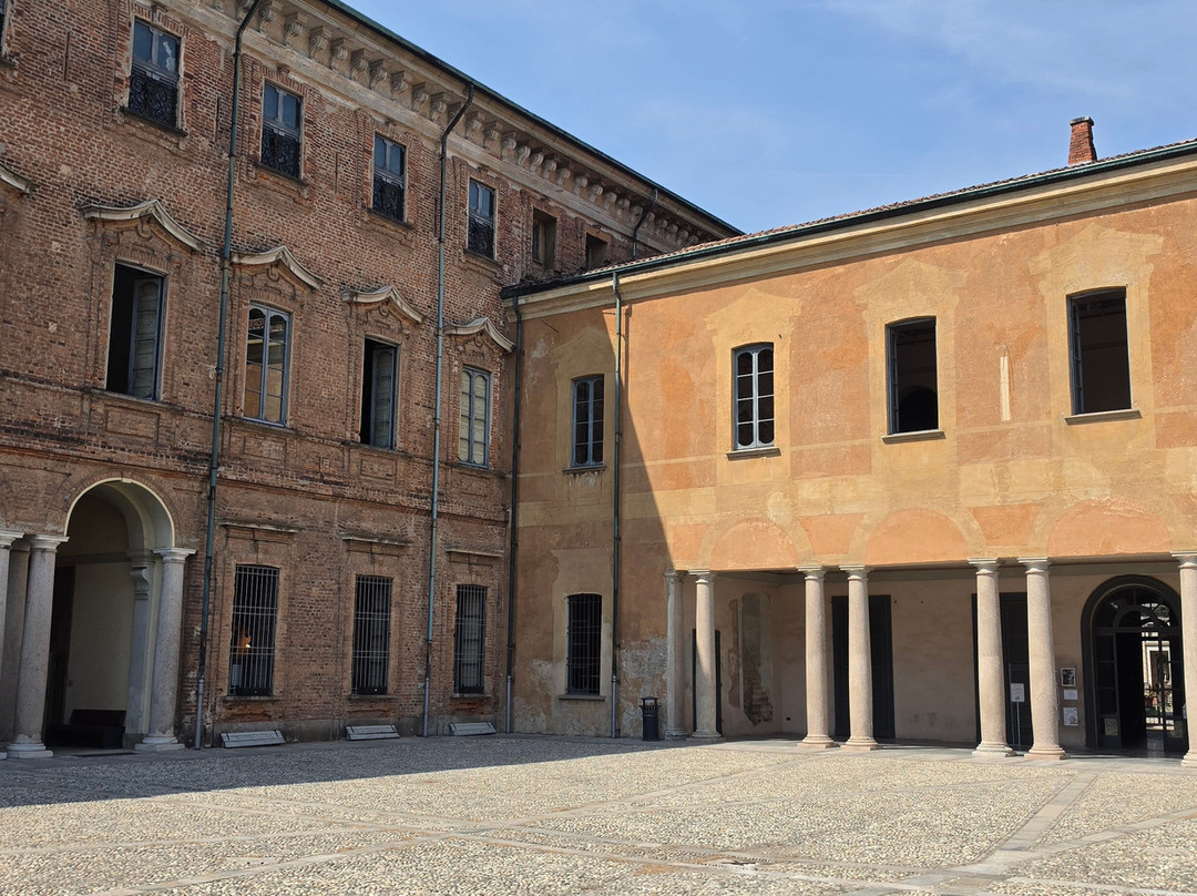 Palazzi del 500 e del 700 di Villa Litta-拉伊纳泰必去景点