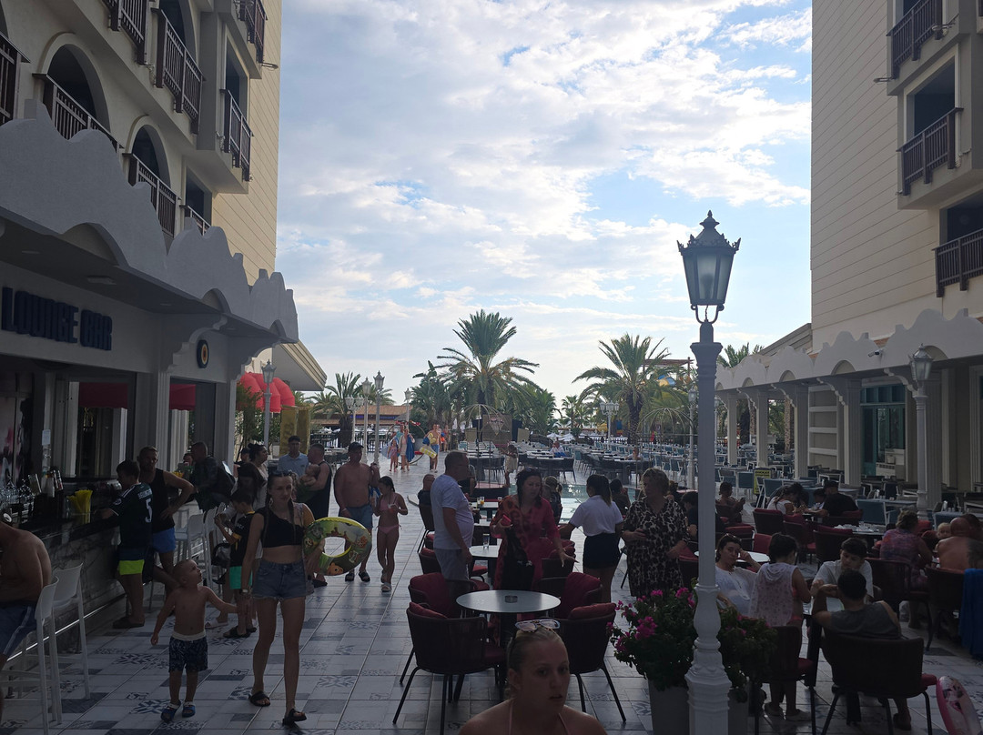 Quattro Beach Spa & Resort Hotel主图
