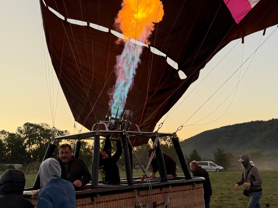 Auvergne Montgolfieres-Chambon-sur-Lac必去景点