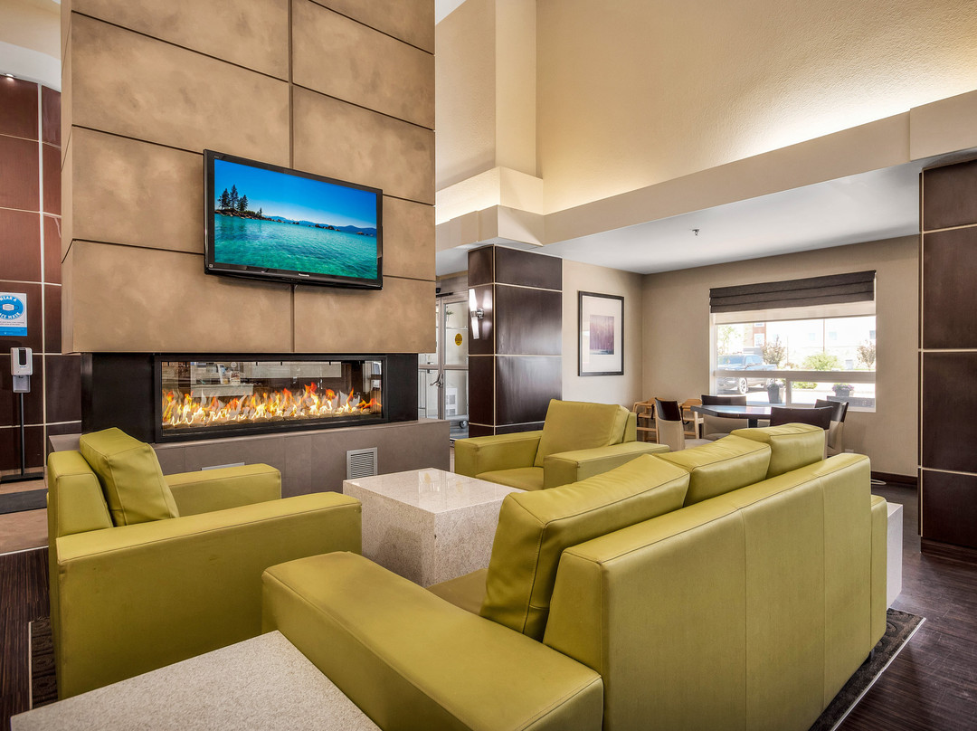 HomeSuites Regina East by d3h Hotels主图