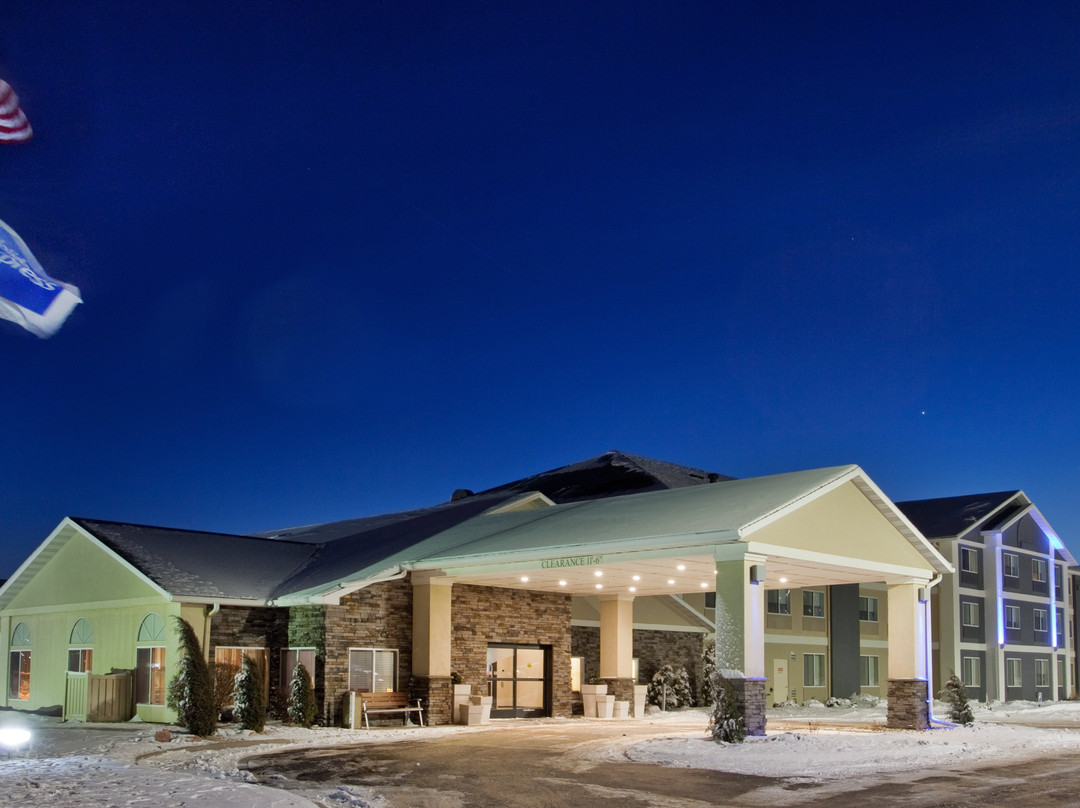 比阿特丽斯快捷假日&套房酒店主图