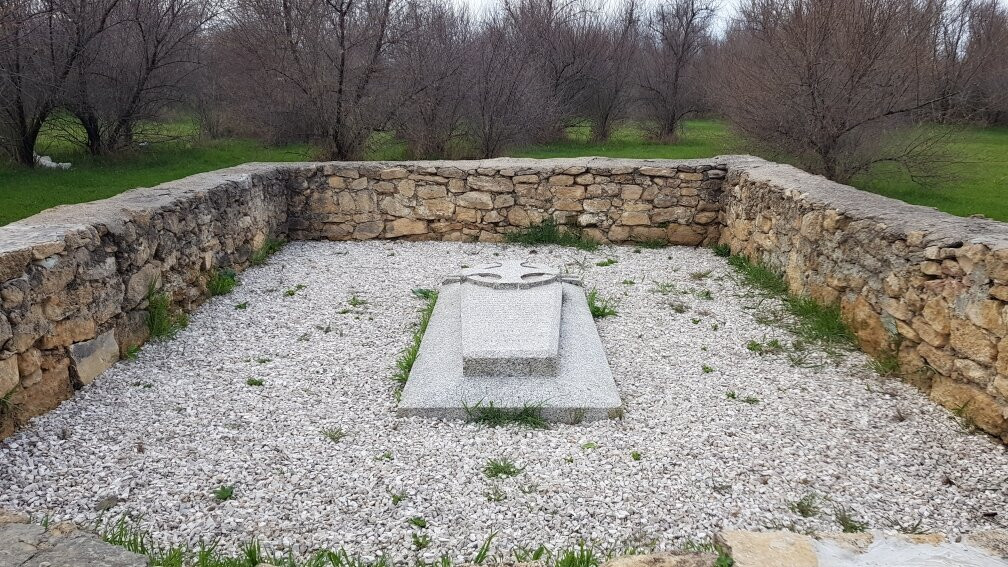 Monument at the Tomb of English Captain Horace William Cast