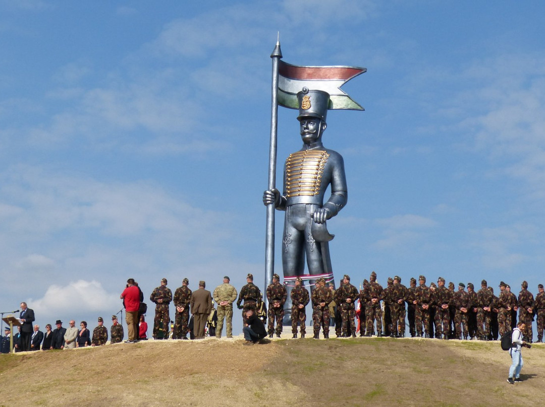Miskahuszar Statue景点图片