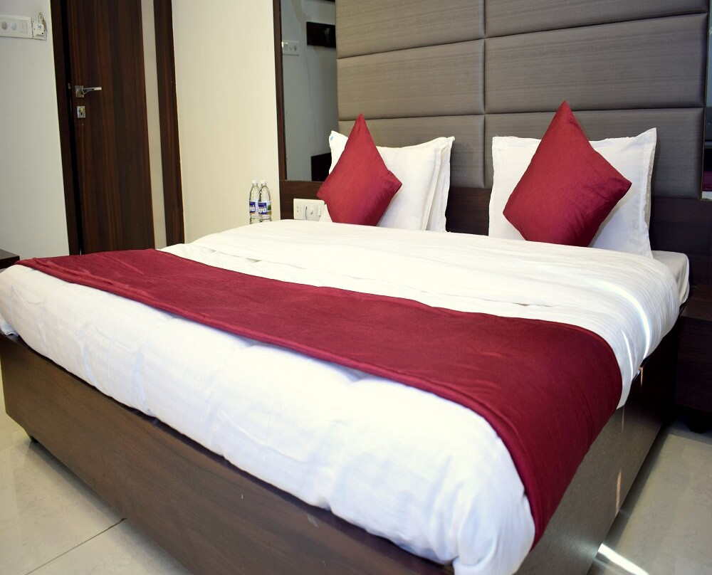 Hotel Sunrise Palace by Sky Stays主图