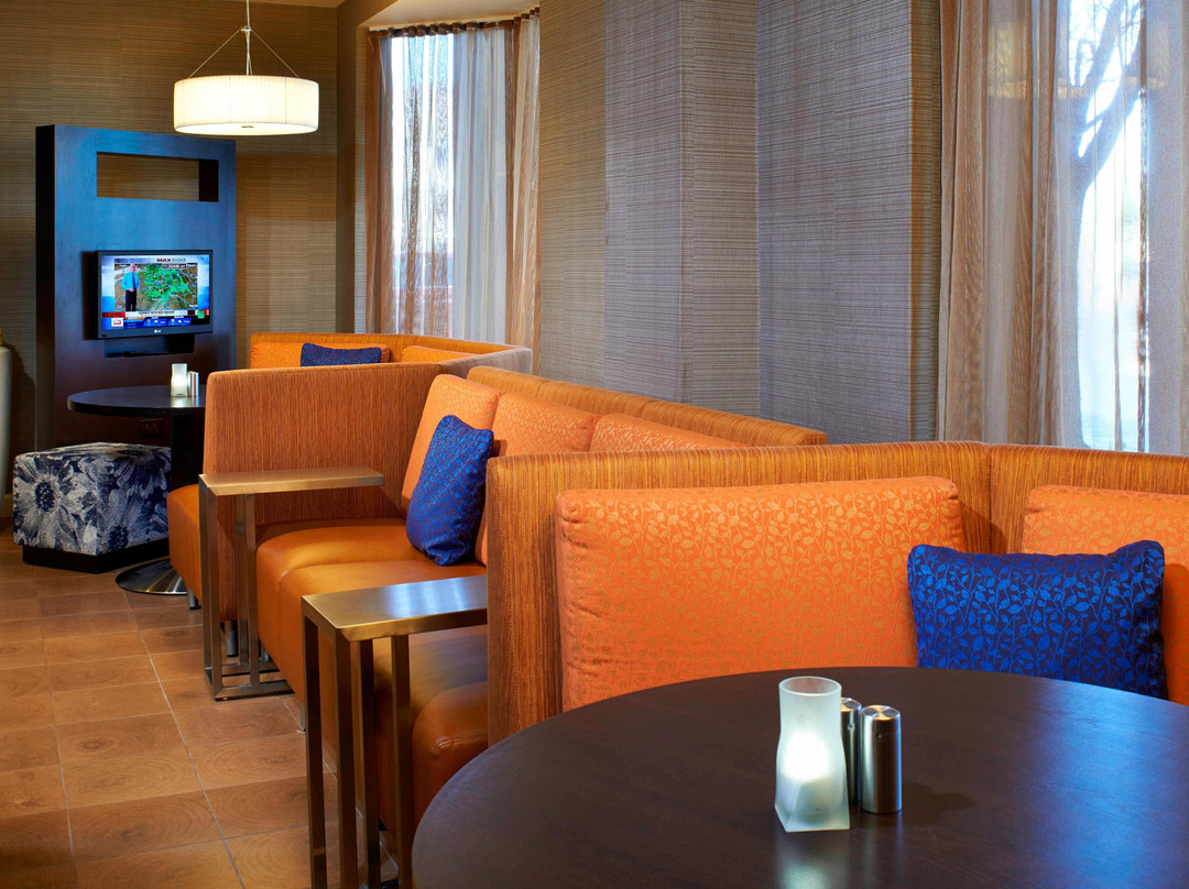 底特律尤蒂卡万怡酒店主图