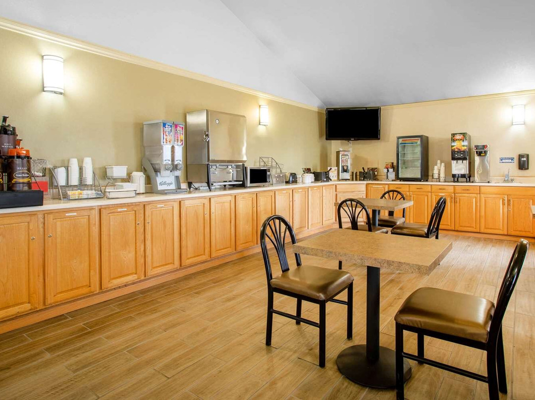 Super 8 by Wyndham Cheyenne WY主图