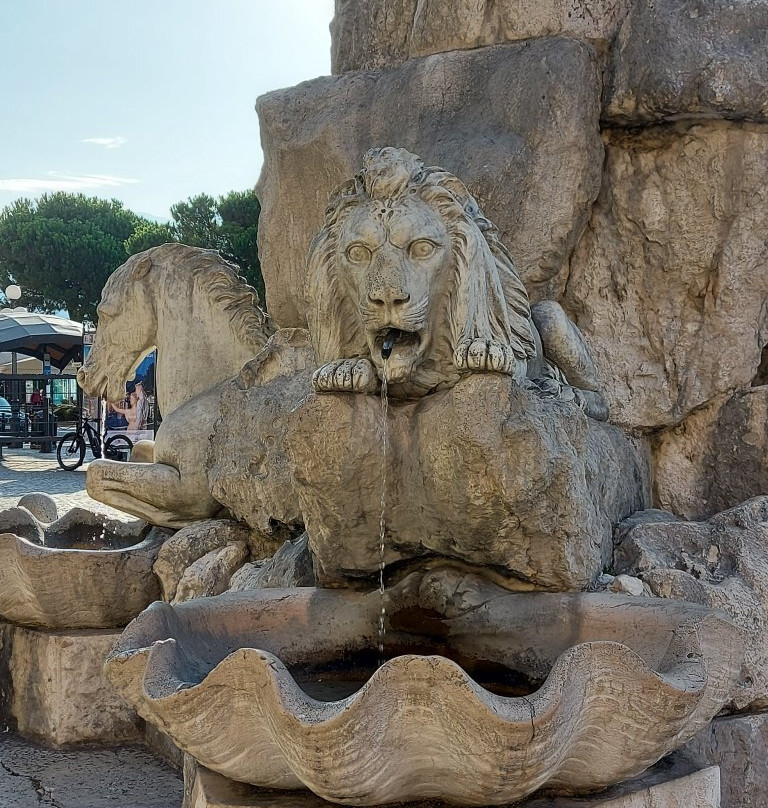 Fontana di Piazza XIII Martiri di Lovere景点图片