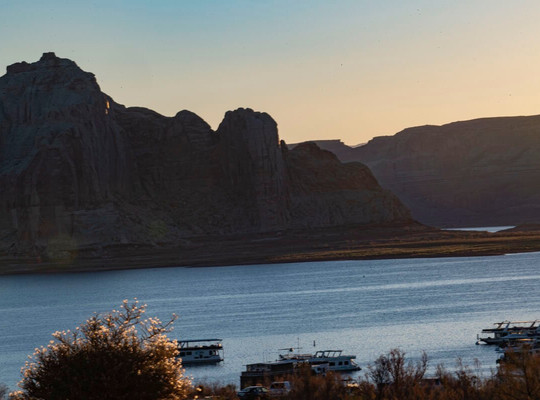 鲍威尔湖度假酒店主图