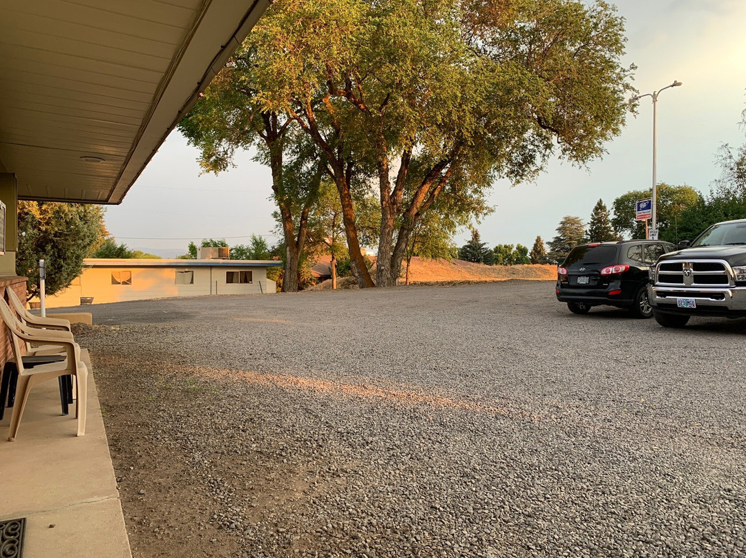 Golden West Motel主图