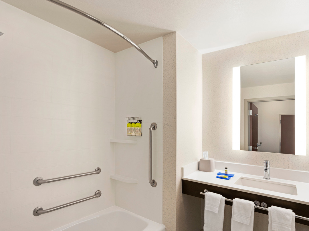 杜兰特快捷假日&套房酒店主图