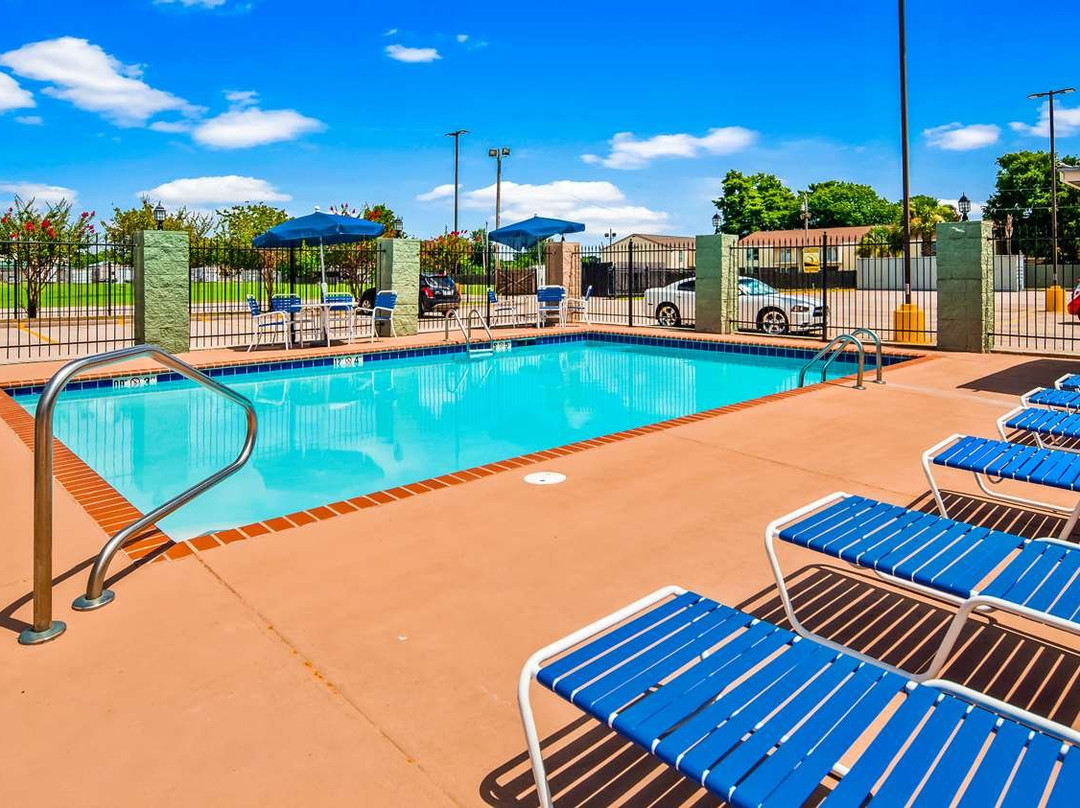 贝斯特韦斯特牛轭湖旅馆主图