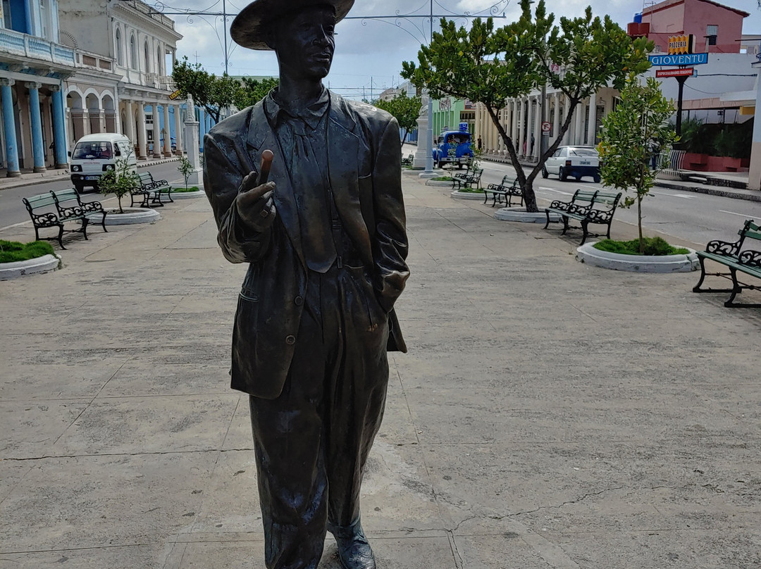 Estatua de Benny More景点图片