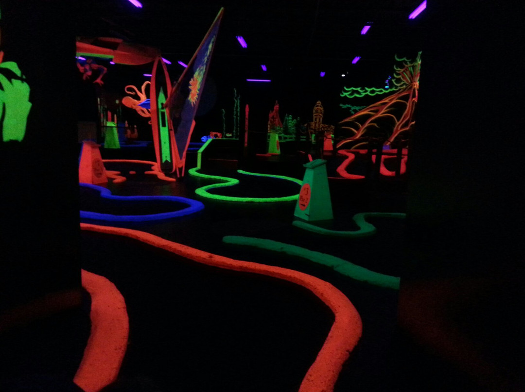 Black Magic Indoor Blacklight Mini Golf景点图片
