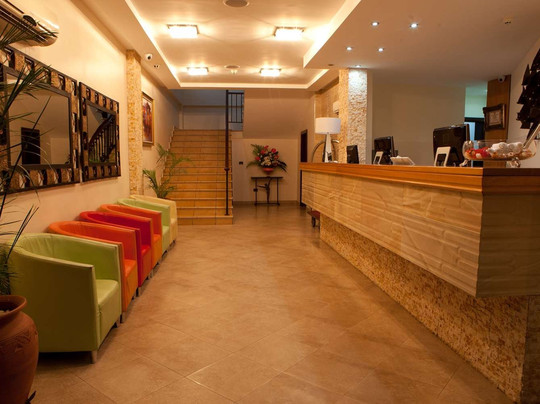 Oak Plaza Hotel East Airport主图