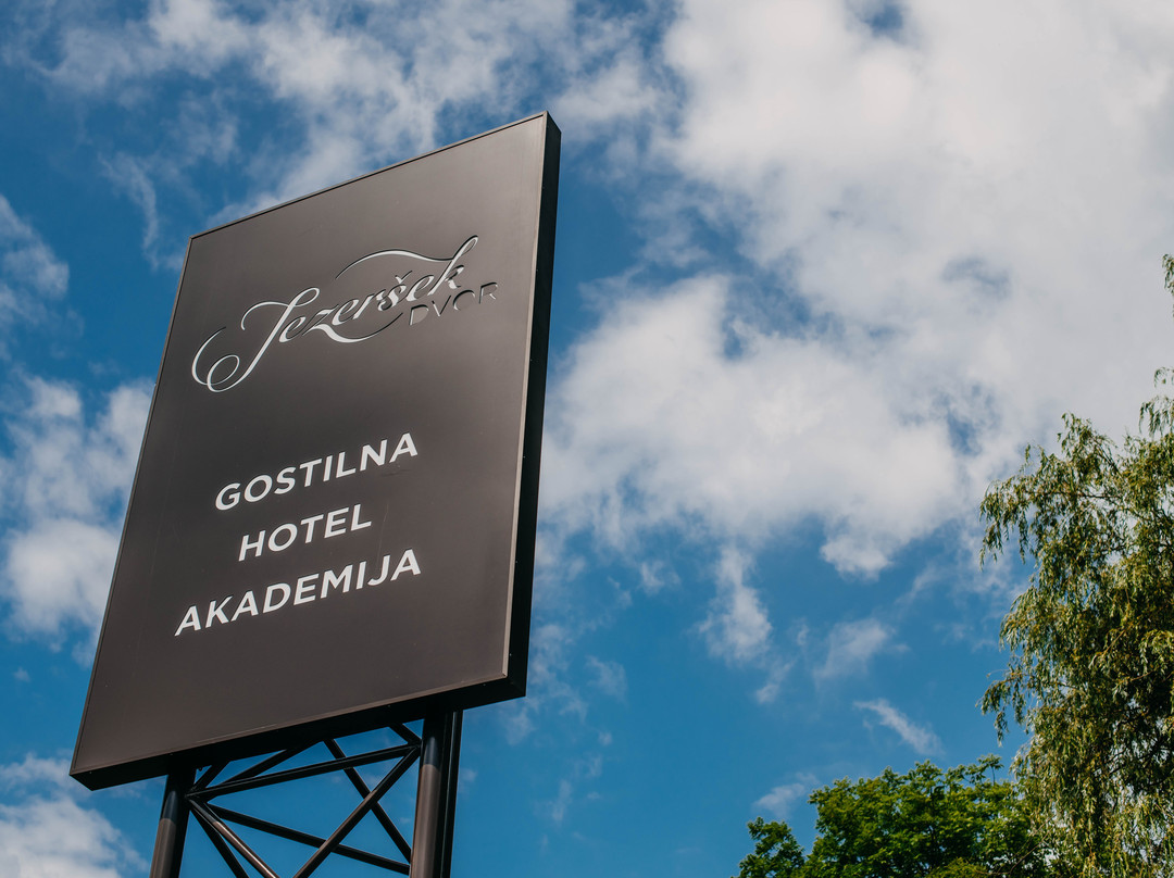 Dvor Jezersek Brnik Hotel主图