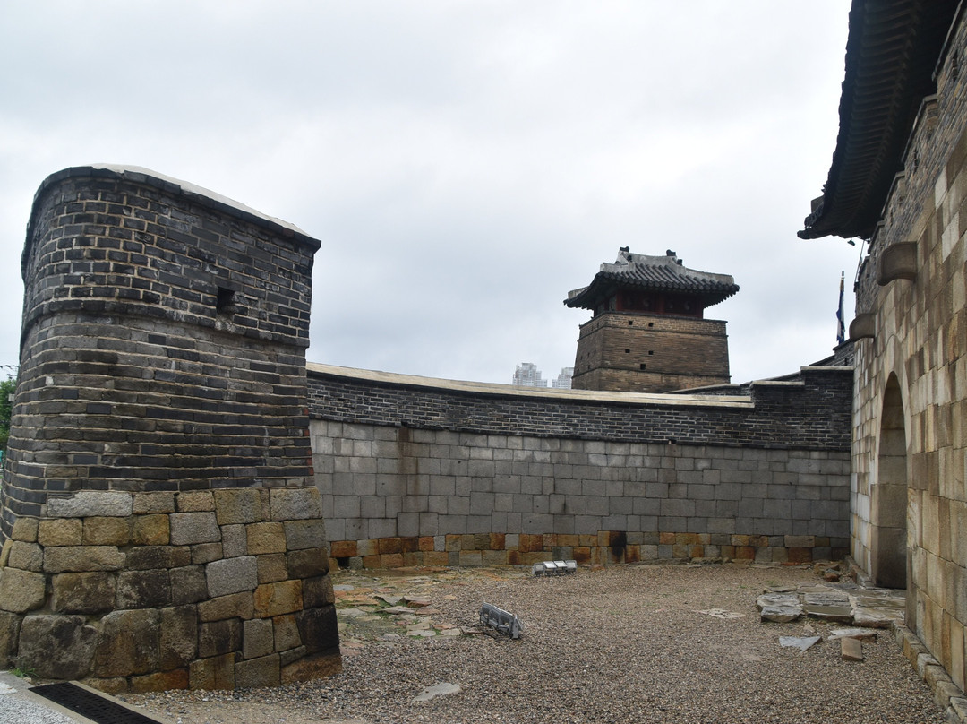 Hwaseomun Gate-水原市必去景点