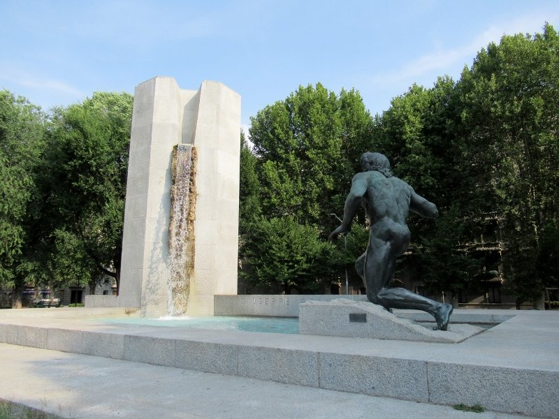 Fontana Monumento a Giuseppe Grandi景点图片