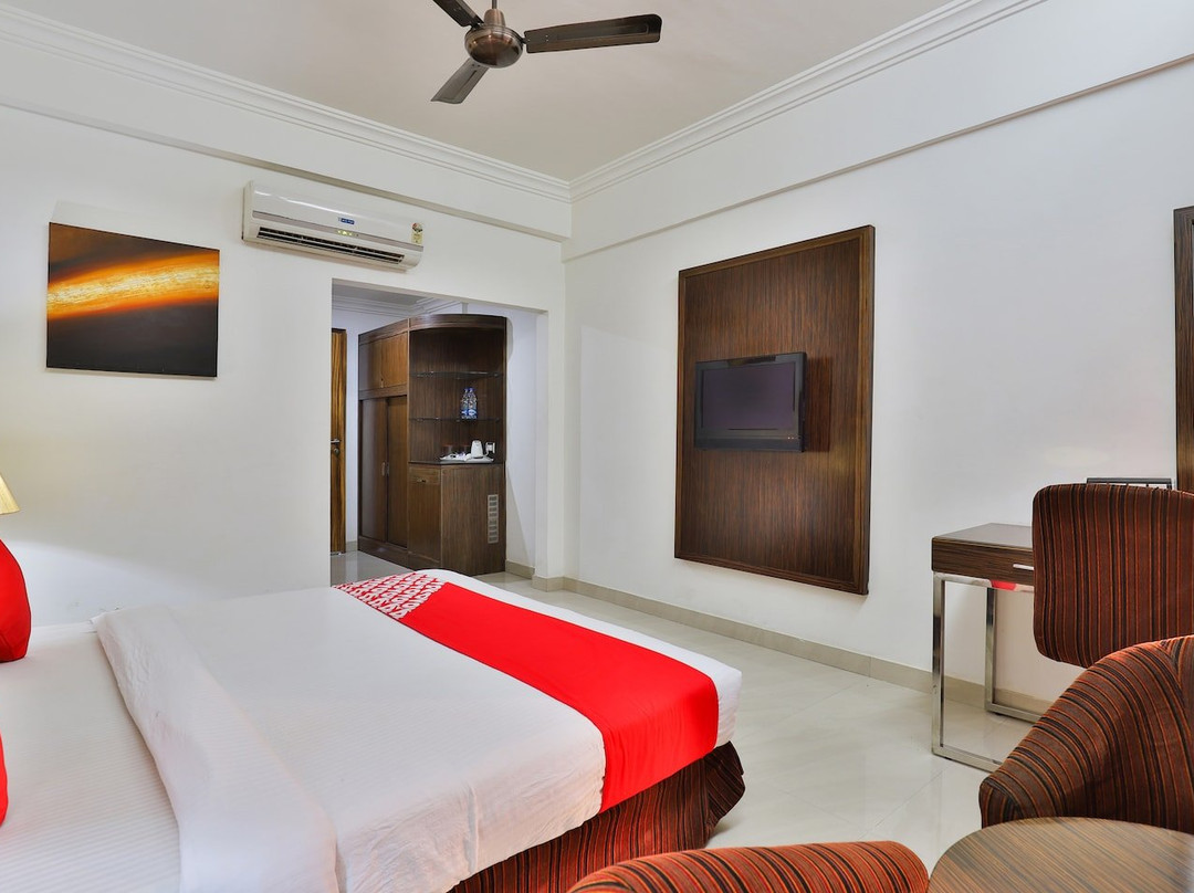 Super Townhouse Oak Bharuch Near Railway Station主图