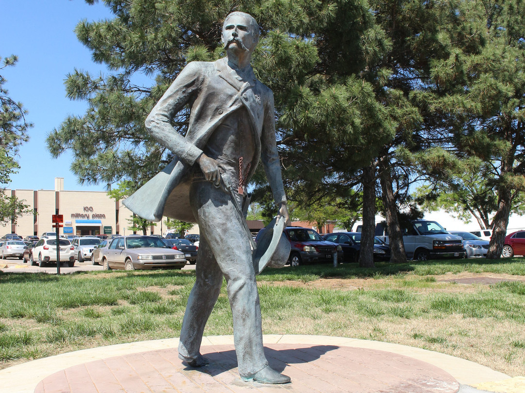 Cowboy Statue On Boot Hill-道奇城必去景点