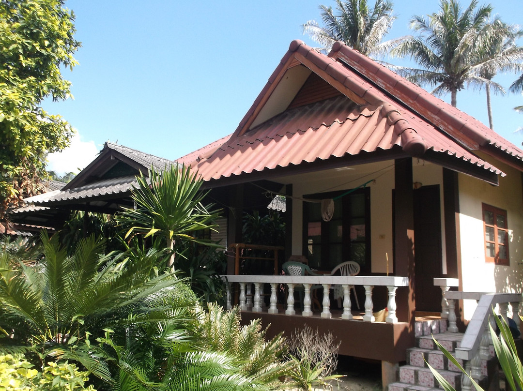 Jungle Hut Bungalow and Hotel主图