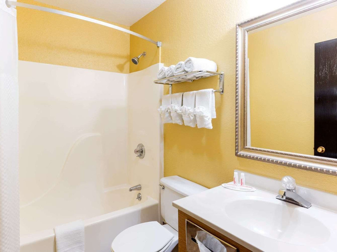 里士满速8酒店主图