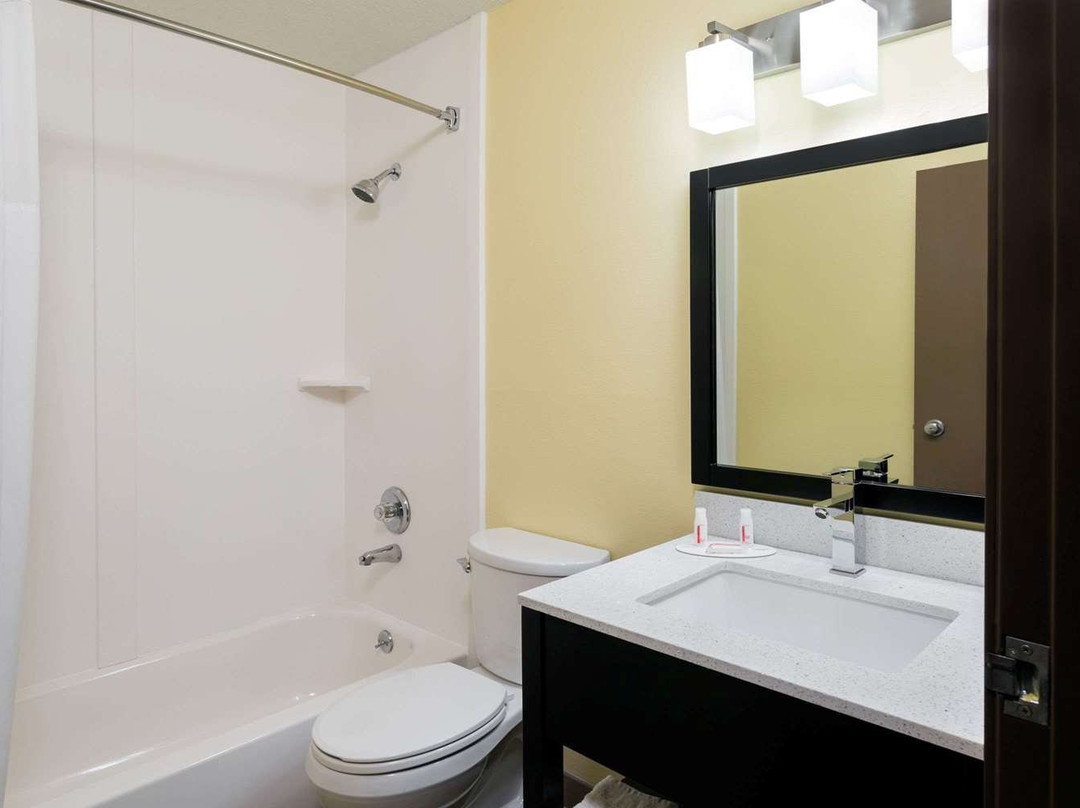 马利耶塔速8酒店主图