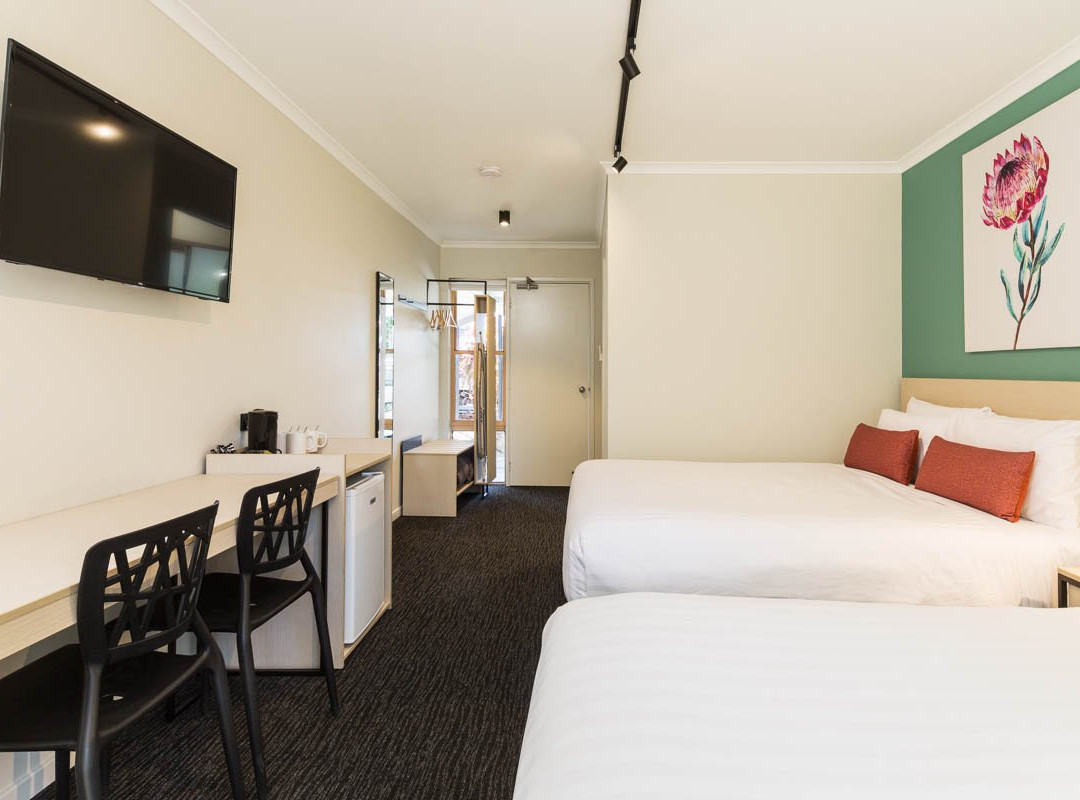 Nightcap at Balaclava Hotel主图