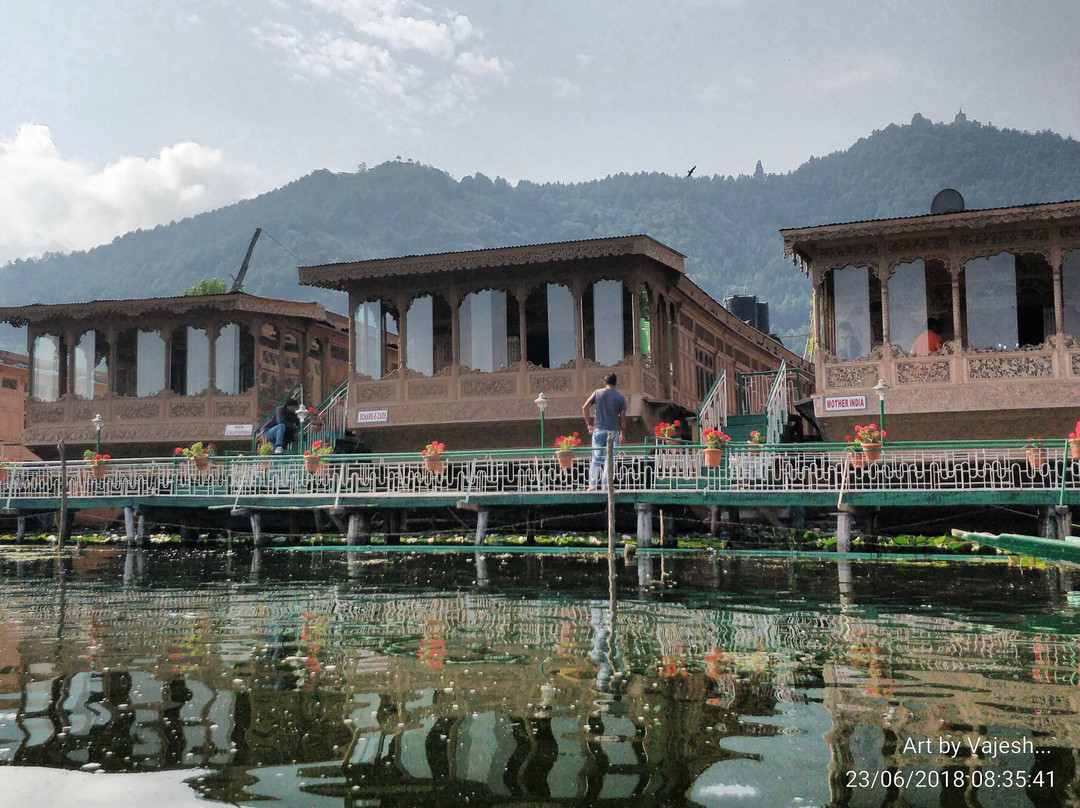 Shiraz Deluxe Houseboat主图