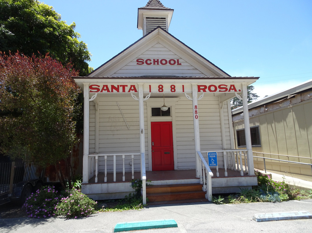 Old Santa Rosa Schoolhouse-坎布里亚必去景点