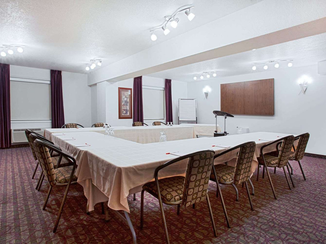 Ramada by Wyndham Red Deer Hotel and Suites主图